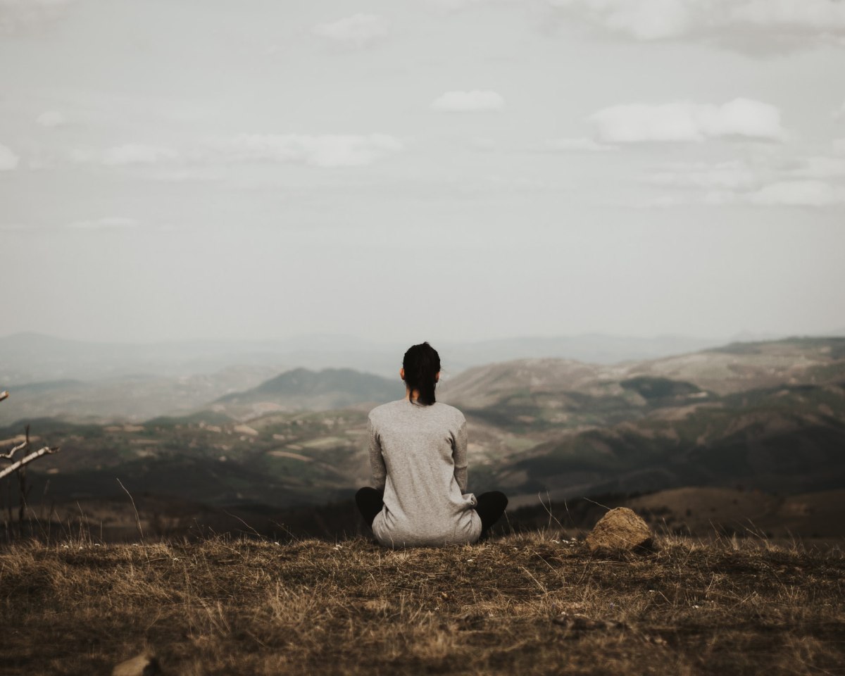 Meditáció a helyi közösségben: Hogyan használható a Transzcendentális Meditáció (TM) a közösségi összetartás erősítésére